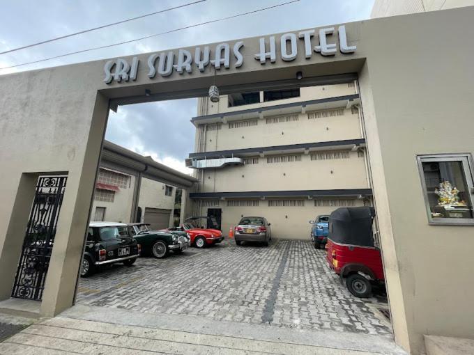 Sri Suryas Hotel Kolombo Bagian luar foto